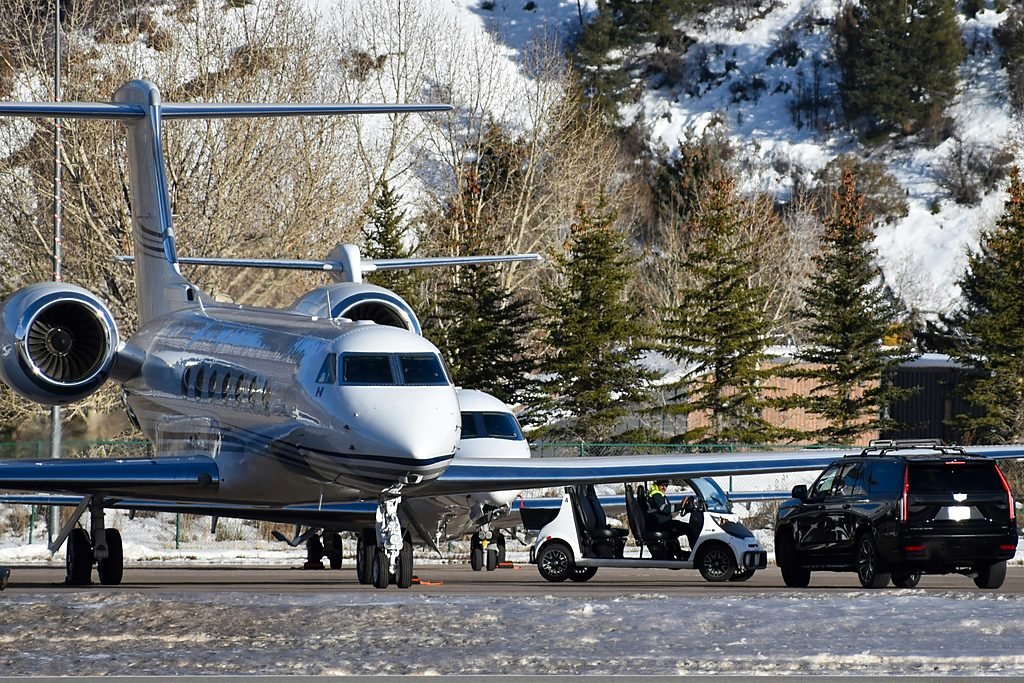Private aircraft and a waiting vehicle at Aspen Sardy Field