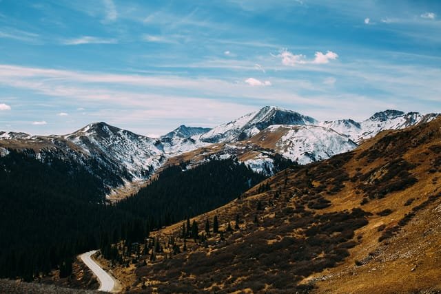 A mountain valley near Aspen under a clear sky