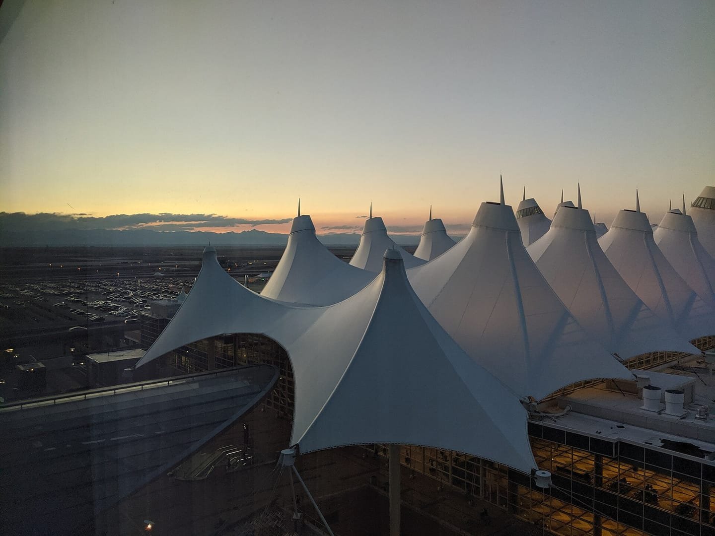 La terminal principal del aeropuerto de Denver al anochecer
